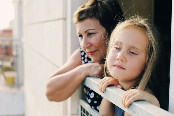 Grand-mère avec son mignon petit-enfant — Photo