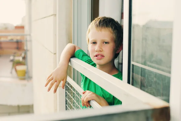 Мальчик смотрит на улицу — стоковое фото