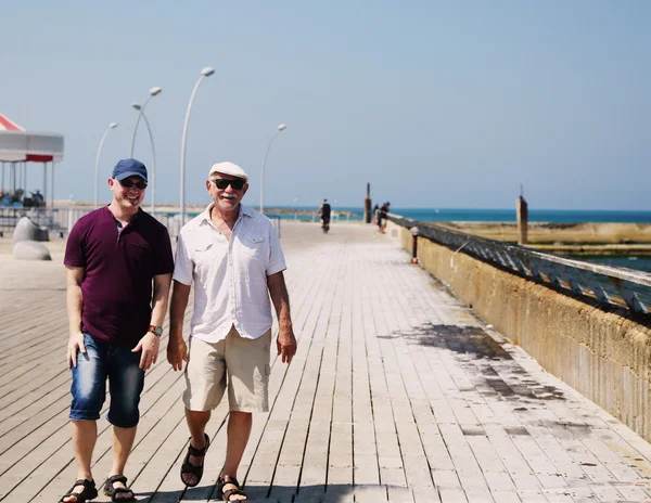 Hijo y padre caminando —  Fotos de Stock