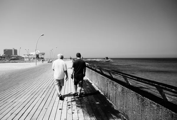 Filho e pai andando — Fotografia de Stock