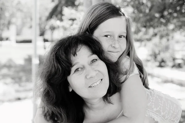 Outdoor of mother and daughter — Stock Photo, Image