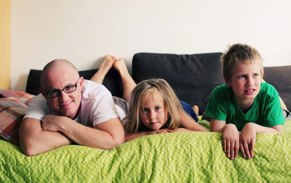 Padre con dos hijos — Foto de Stock