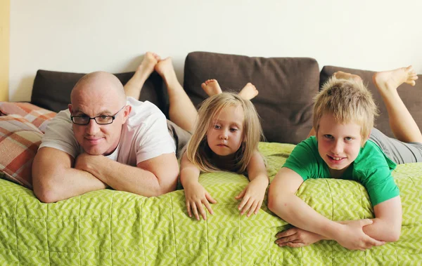 Pappa med två barn — Stockfoto
