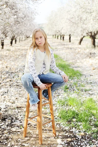 Outdoor Portret Van Een Ernstige Jaar Oud Meisje — Stockfoto