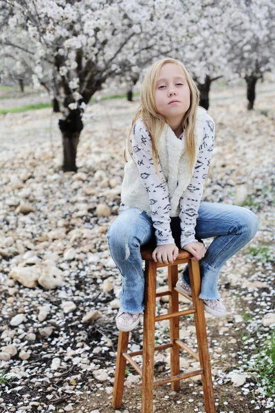 Portret Poważnej Letniej Dziewczynki Świeżym Powietrzu — Zdjęcie stockowe