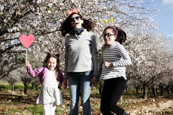 Anne Iki Kız Dışarıda Karnavalda Eğleniyorlar — Stok fotoğraf