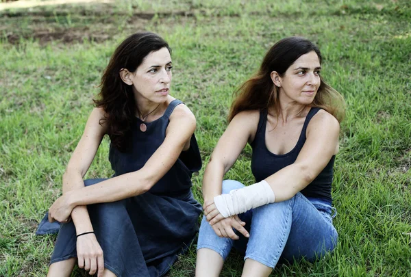 Retrato Dos Atractivas Mujeres Maduras —  Fotos de Stock