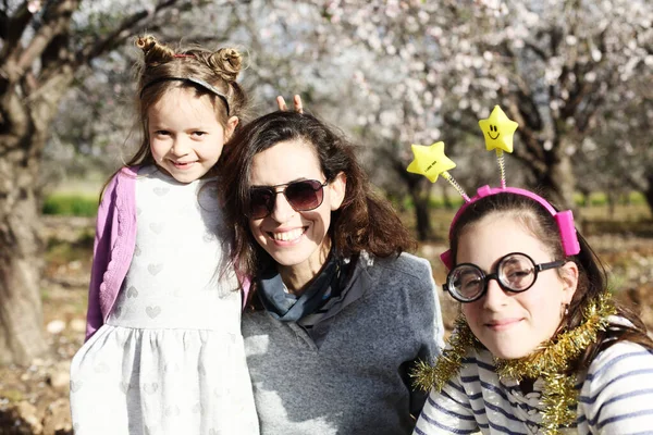妈妈和两个女儿在户外穿着嘉年华服装玩得很开心 — 图库照片