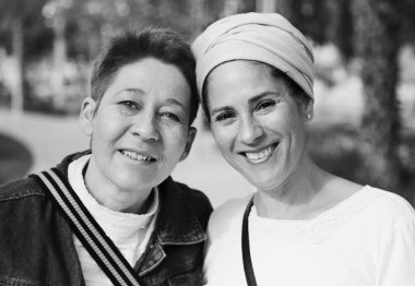 Covid-19 salgınından sonra iki kız arkadaş tanıştı.