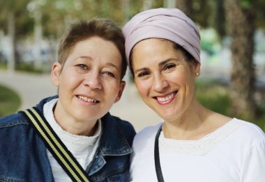 Covid-19 salgınından sonra iki kız arkadaş tanıştı.