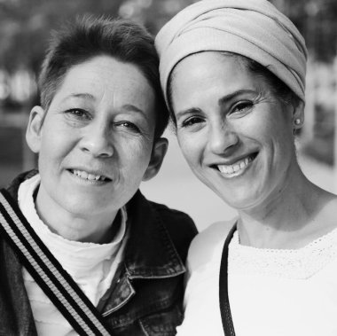 Covid-19 salgınından sonra iki kız arkadaş tanıştı.