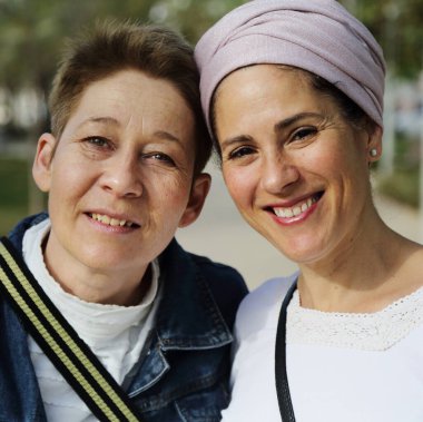 Covid-19 salgınından sonra iki kız arkadaş tanıştı.