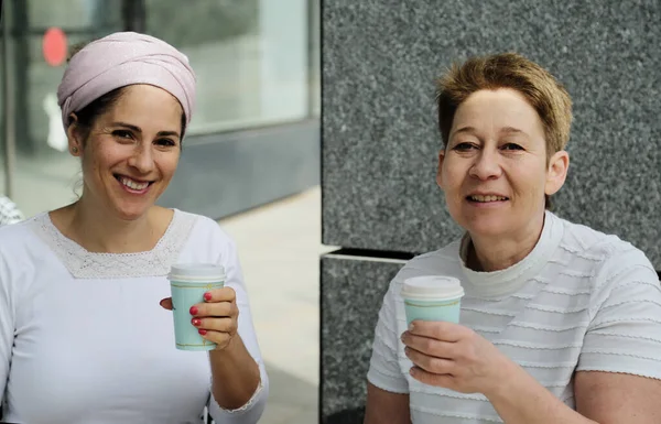 Две Женщины Пьют Кофе Открытом Воздухе — стоковое фото