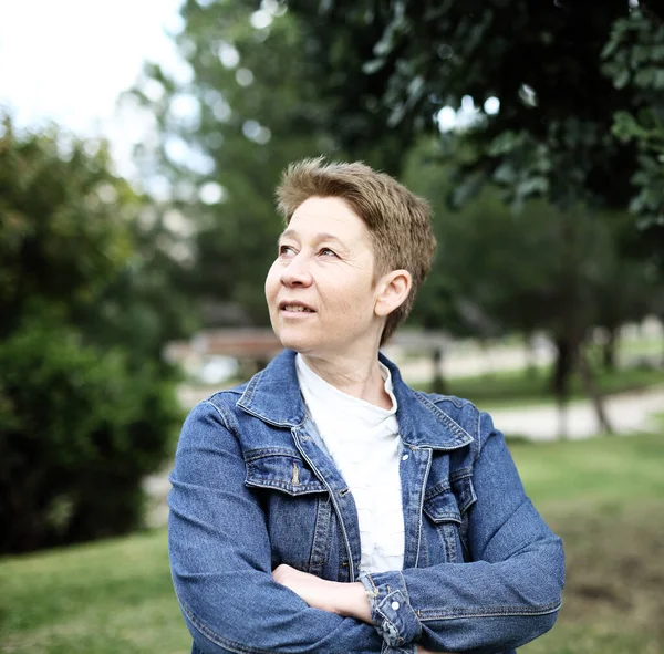 Portrait Mature Woman City Park — Stock Photo, Image