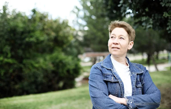 Portrait Femme Mûre Dans Parc Urbain — Photo