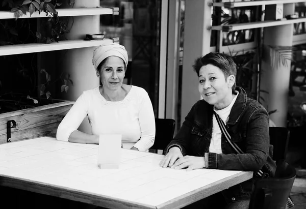 Dos Mujeres Tomando Café Aire Libre —  Fotos de Stock