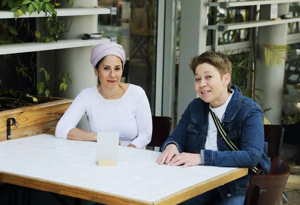 Dos Mujeres Tomando Café Aire Libre — Foto de Stock