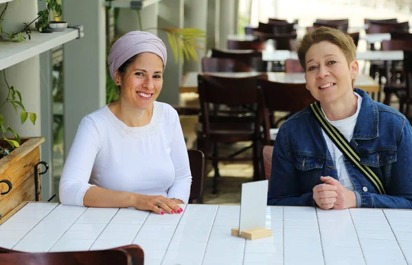 Portret Van Twee Vrouwen Een Restaurant Coronavirusepidemie — Stockfoto