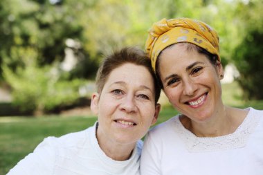 İki çekici olgun kadının portresi.