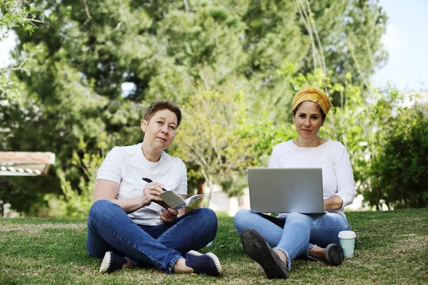 Dos Mujeres Felices Sentadas Parque Trabajando —  Fotos de Stock