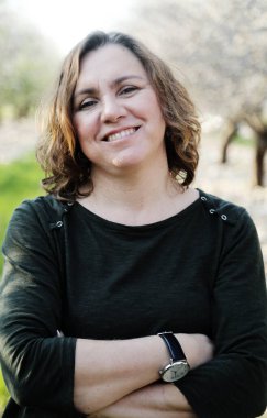 Mutlu gülümseyen kadının dış portresi