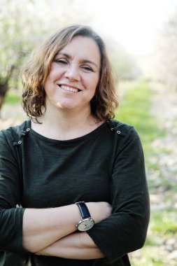 Mutlu gülümseyen kadının dış portresi