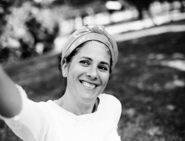 50 yaşındaki bir kadının açık hava portresi.