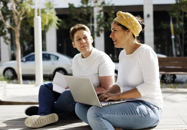 Due Vere Donne Felici Che Lavorano Strada — Foto Stock