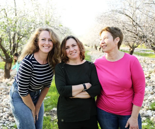 Gruppe Von Reif Weiblich Friends Draußen — Stockfoto