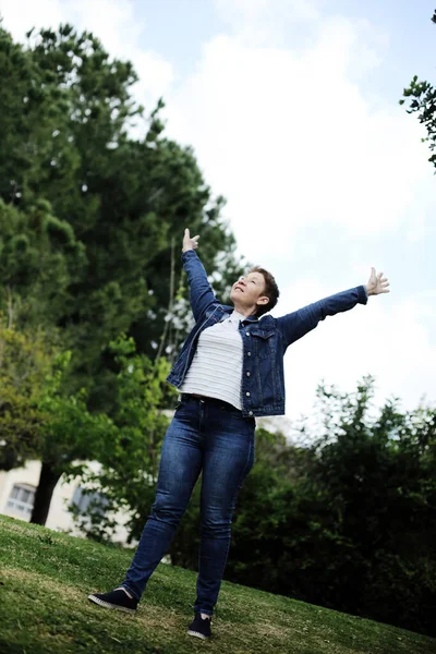 Außenporträt Einer Jährigen Frau — Stockfoto