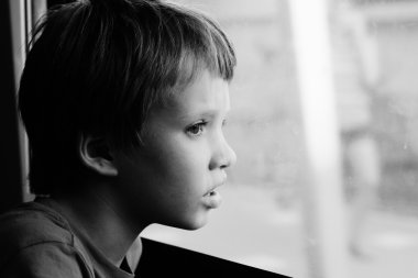 Pencereden bakarak çocuğun