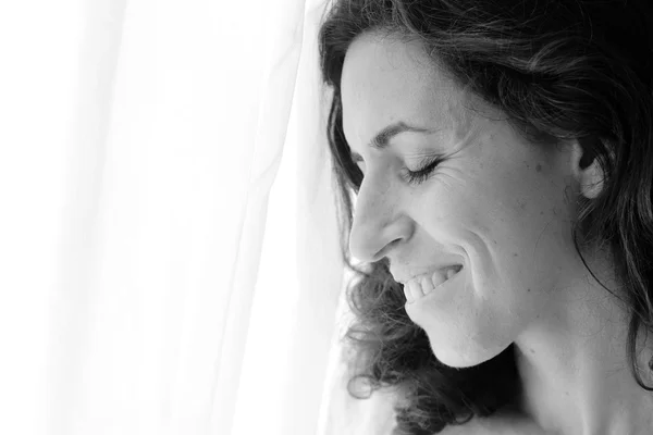 Mujer cerca de ventana —  Fotos de Stock