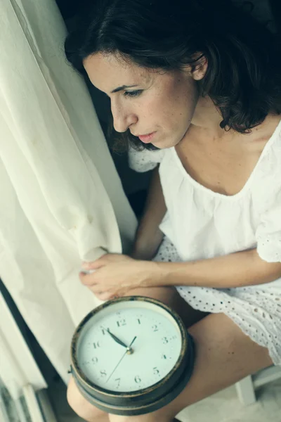 Femme tenant horloge — Photo