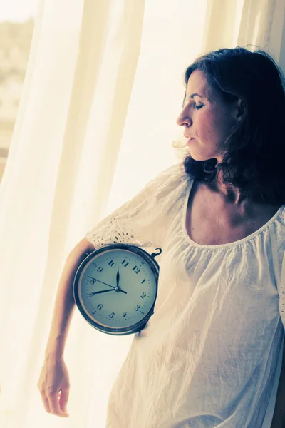 Frau hält Uhr — Stockfoto