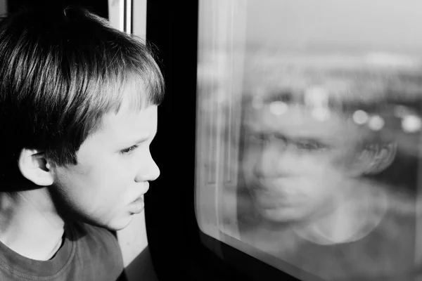 Chłopiec w pobliżu okna — Zdjęcie stockowe