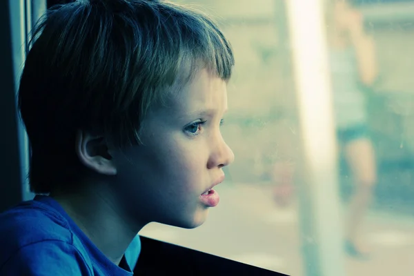 Мальчик у окна — стоковое фото