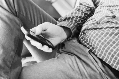 adamın elleri cep telefonu kullanarak