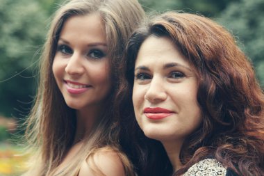 genç kızı annesiyle