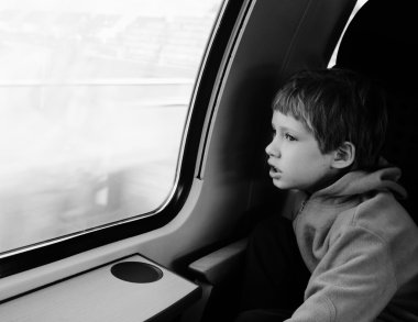 Pencereden bakarak çocuğun