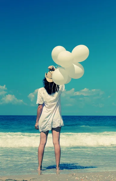 Femme avec des ballons blancs — Photo