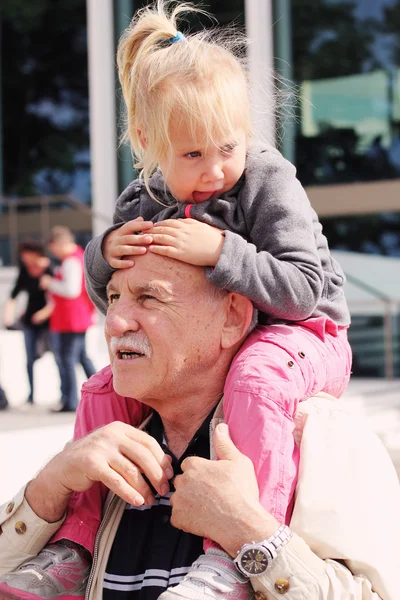 Дедушка держит внучку. — стоковое фото