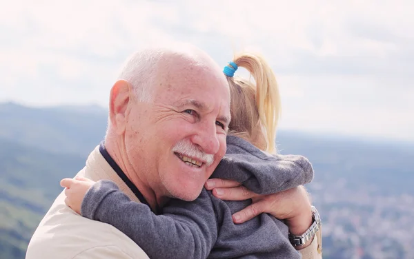 Farfar håller hans barnbarn — Stockfoto