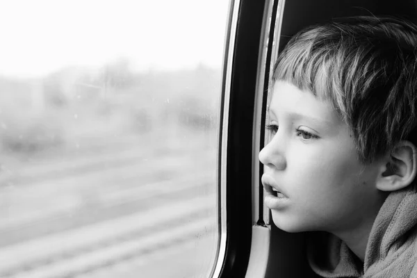 Chlapec při pohledu přes okno — Stock fotografie