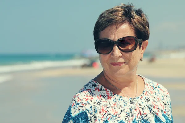 Mujer mayor en vacaciones de verano — Foto de Stock