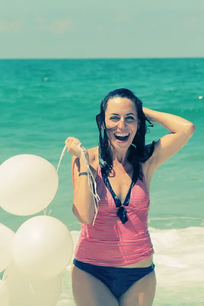 Mujer en la playa — Foto de Stock