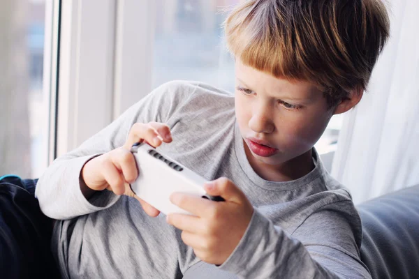 Junge benutzte ein Handy — Stockfoto