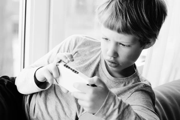 Мальчик с помощью мобильного телефона — стоковое фото