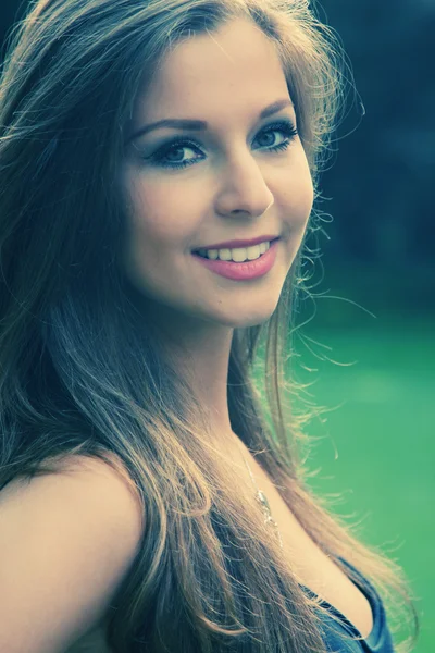 Brunette teenage girl — Stock Photo, Image