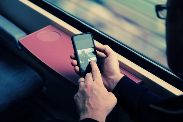 Man's hands using cellphone — Stock Photo, Image