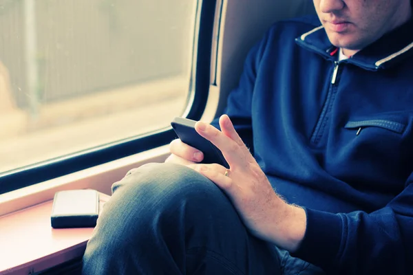 Hombre usando el teléfono celular — Foto de Stock